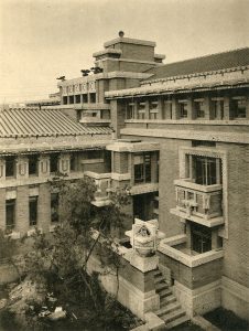 高梨由太郎 編 『帝國ホテル』 洪洋社, 1923年 より 第20図「帝國ホテル 右翼庭面の一部」 個人蔵
